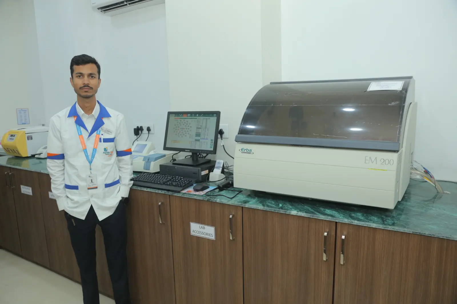 Apollo Clinic Jabalpur pathology laboratory team